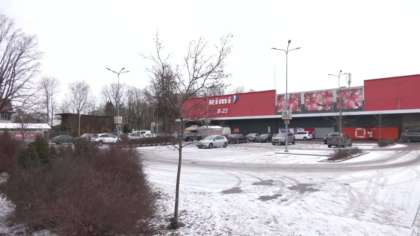 Парковка перед магазином