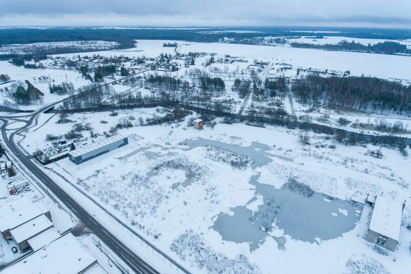 Uut elurajooni endise Paide lihakombinaadi platsile Mündi tänava ja Pärnu jõe vahelisel alale on plaanitud rajada juba pikka aega. Nüüd on krundid omanikku vahetanud. Lammutatud on ka all paremas nurgas näha olev telliskivihoone.