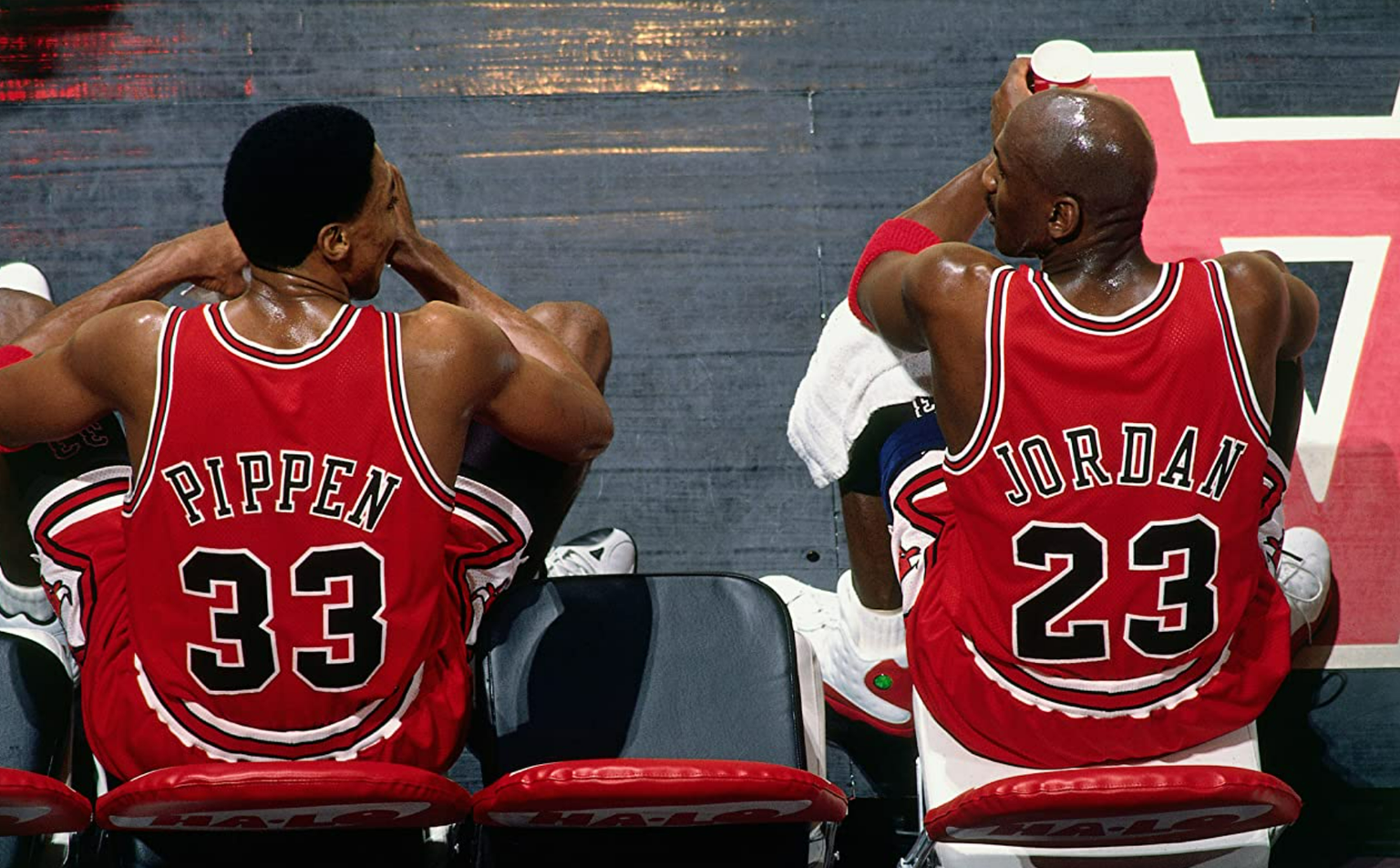 Scottie Pippen ja Michael Jordan. Dünaamiline duo, kes mängis NBA selle ajaloo suurimaks. Pippen muide teenis suurema osa oma karjäärist väga närust raha ja ega Jordanigi mängijapalk enne tema kaht viimast hooaega midagi erilist polnud. 