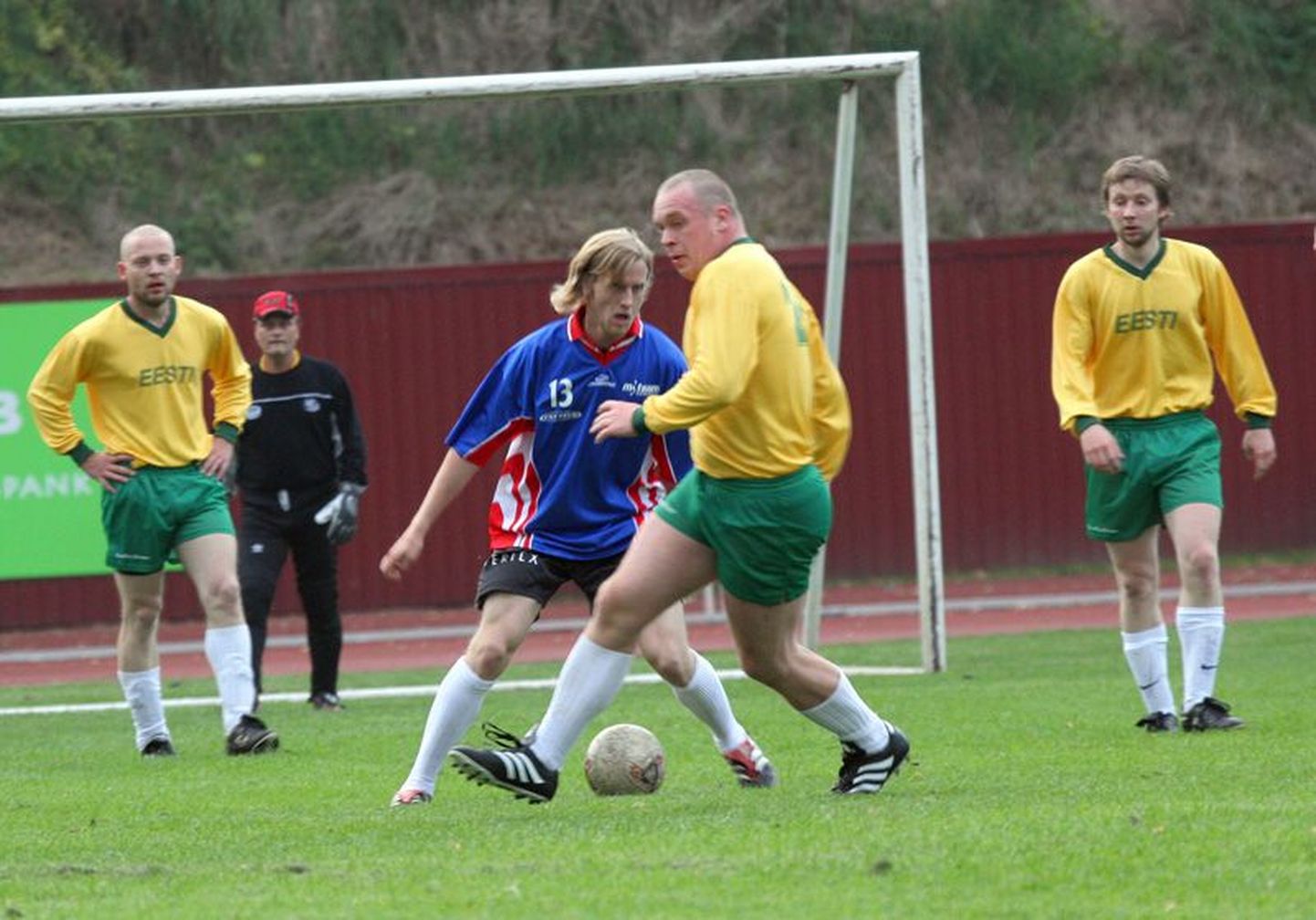 Tarvo Sõmer (keskel kollases) on näitlejate jalgpallimatšil kaasa löönud juba viimased 16 aastat.