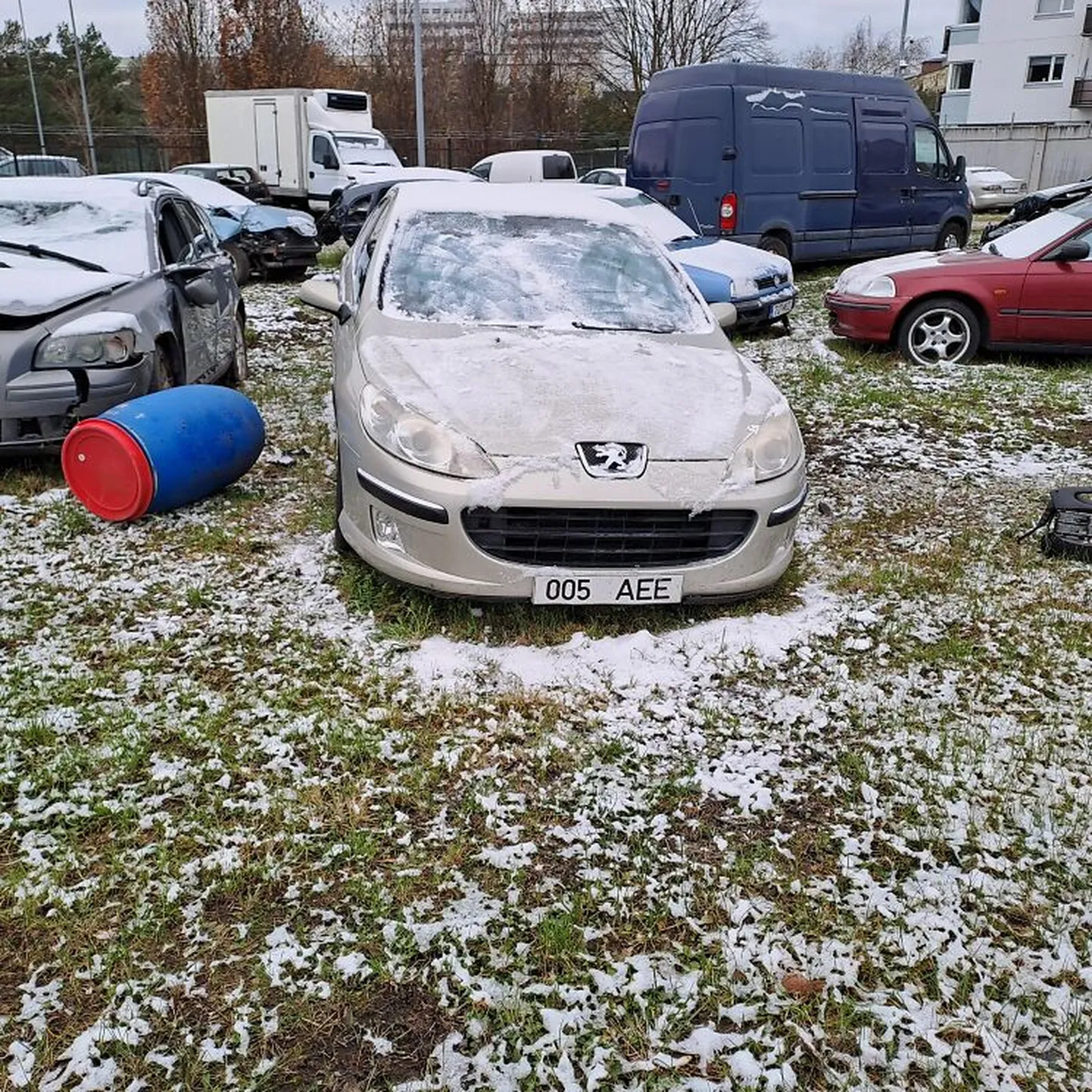 Peugeot 407 (005AEE) 2015
Läbisõit 199 913 km.
Sõiduk ei käivitu, käiku pole võimalik neutraalsesse asendisse paigutada. Vigastused sõiduki: tagumisel põrkeraual on mõrad ja värvikahjustust, vasakpoolsel küljel esi- ja tagatiival roostekahjustus, tagumisel küljel sügavad triibud ja mõlk, esiuksel on peegli juures sügav triip, vasakpoolsed rehvid tühjad, parempoolsel küljel esi- ja tagatiival roostekahjustust ning erinevaid kriimustusi kogu külje ulatuses. Sõidukil üks süütevõti. Sõidukil võib veel esineda puuduseid, mis esmasel vaatlusel ei ole tuvastatud.

https://www.osta.ee/peugeot-407-005aee-203780631.html