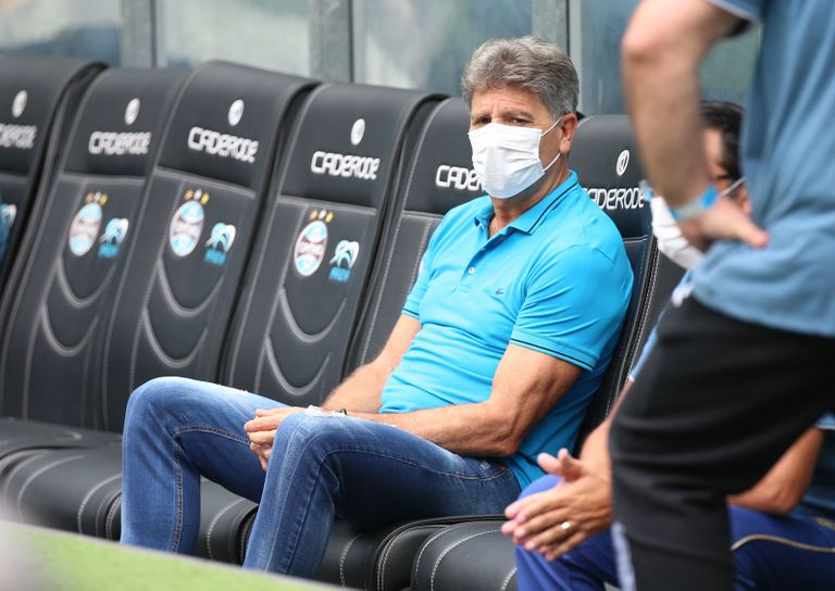 Gremio peatreener Renato Portaluppi ei eemaldanud maski ka mängu ajal.