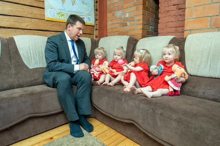 Roela nelikutel käis peaminister Jüri Ratas sünnipäeva puhul külas.
