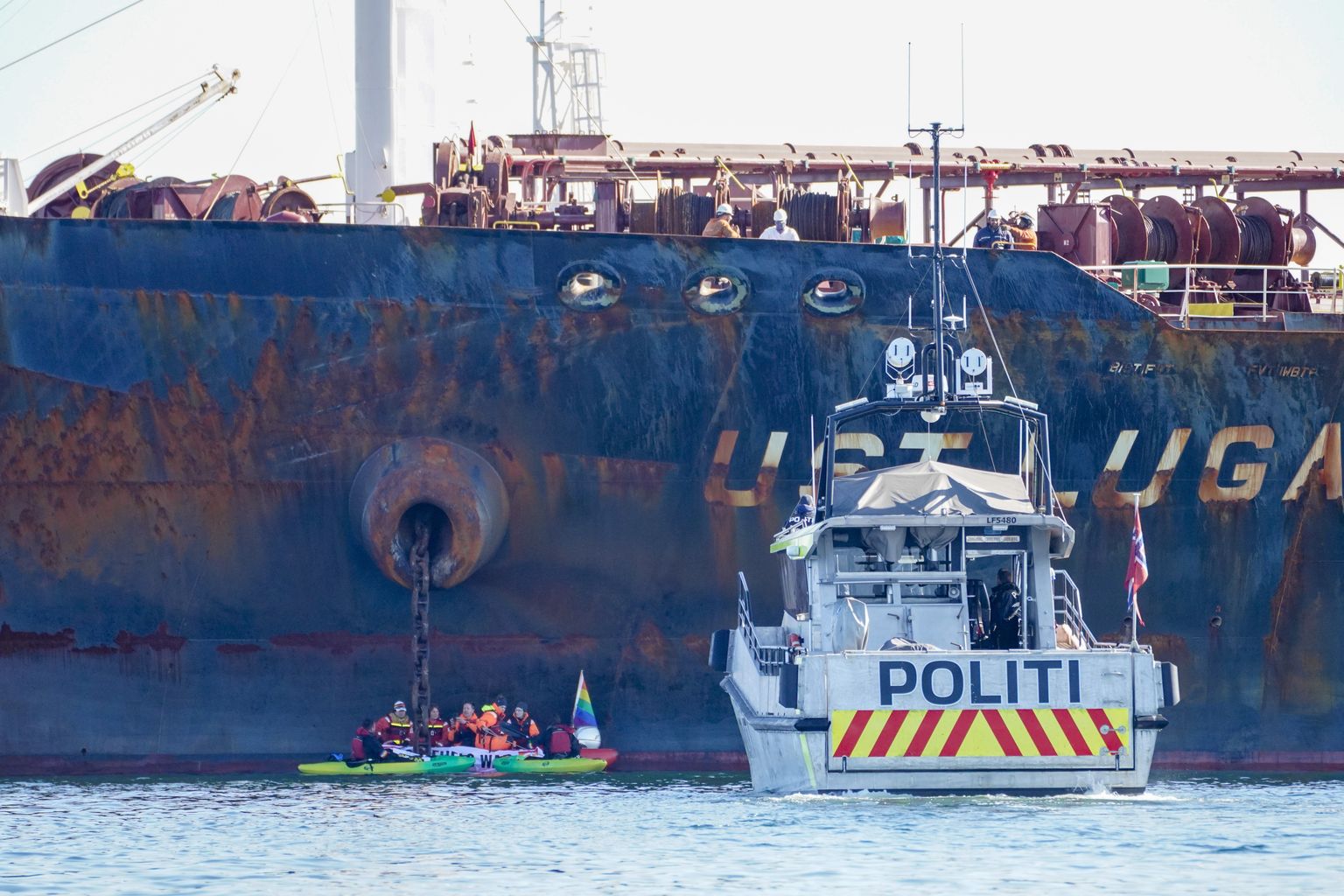 Greenpeace'i aktivistid blokeerisid Norras Vene naftatankeri lossimise, kohale saabus ka politsei.
