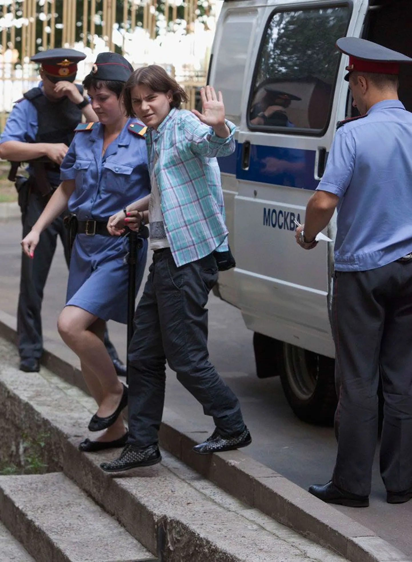 Pussy Rioti liige Jekaterina Samutsevitš eile teel kohtusse.