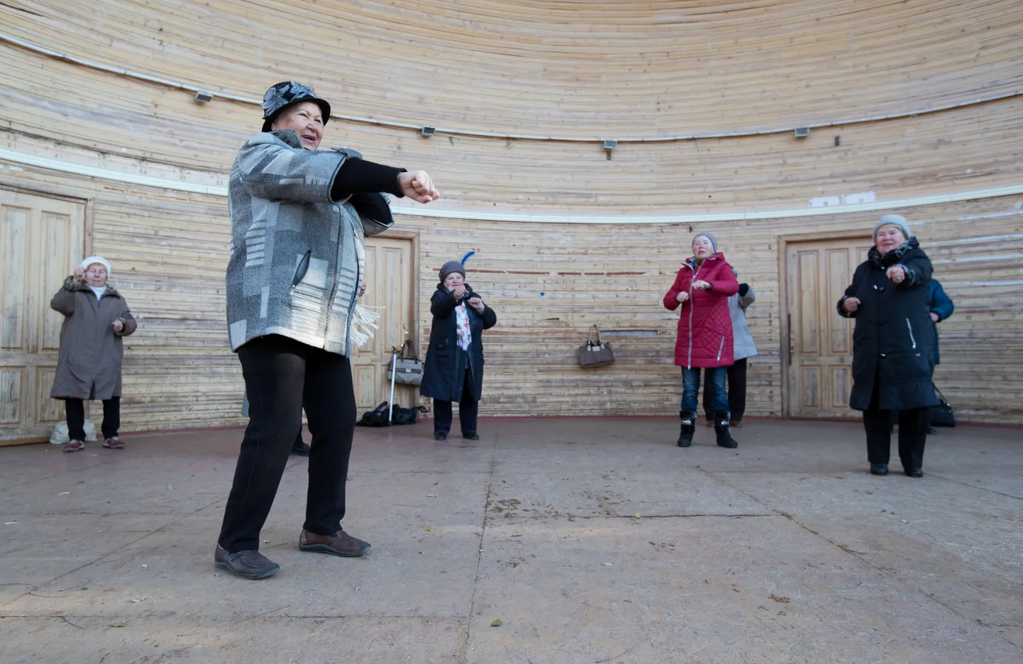Sevastoopoli optimistlikud pensionärid võimlevad kesklinna kaldapealsel koha läheduses, kus asub Eesti skulptori Amandus Adamsoni kuulus meres asuv monument Uputatud laevadele. Pensionärid võitsid Venemaa alla minekust Krimmis ehk kõige rohkem, sest nende pensionid tõusid kaks kuni kolm korda.