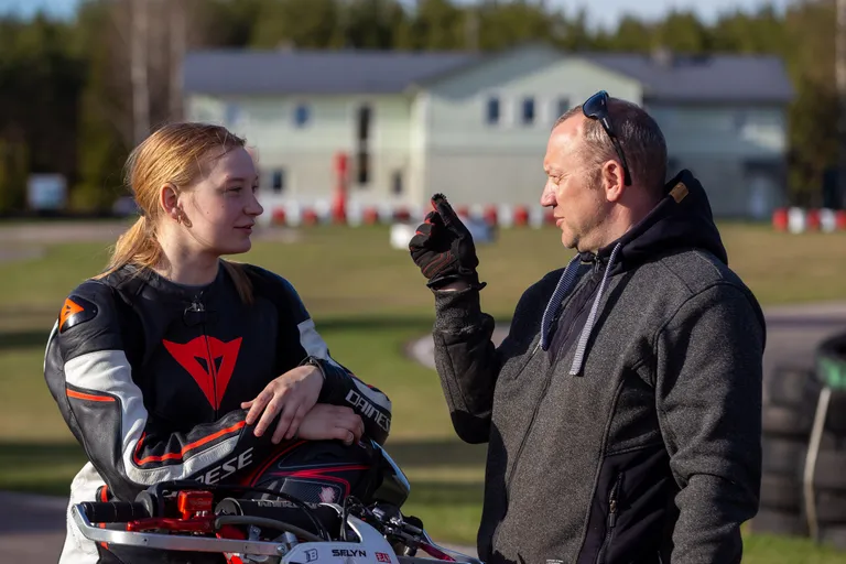Paidest pärit motosportlane Selyn Kazakova Aravete kardirajal trenni tegemas.Isa Sergei Kazakov.Dmitri Kotjuh/ Järva Teataja