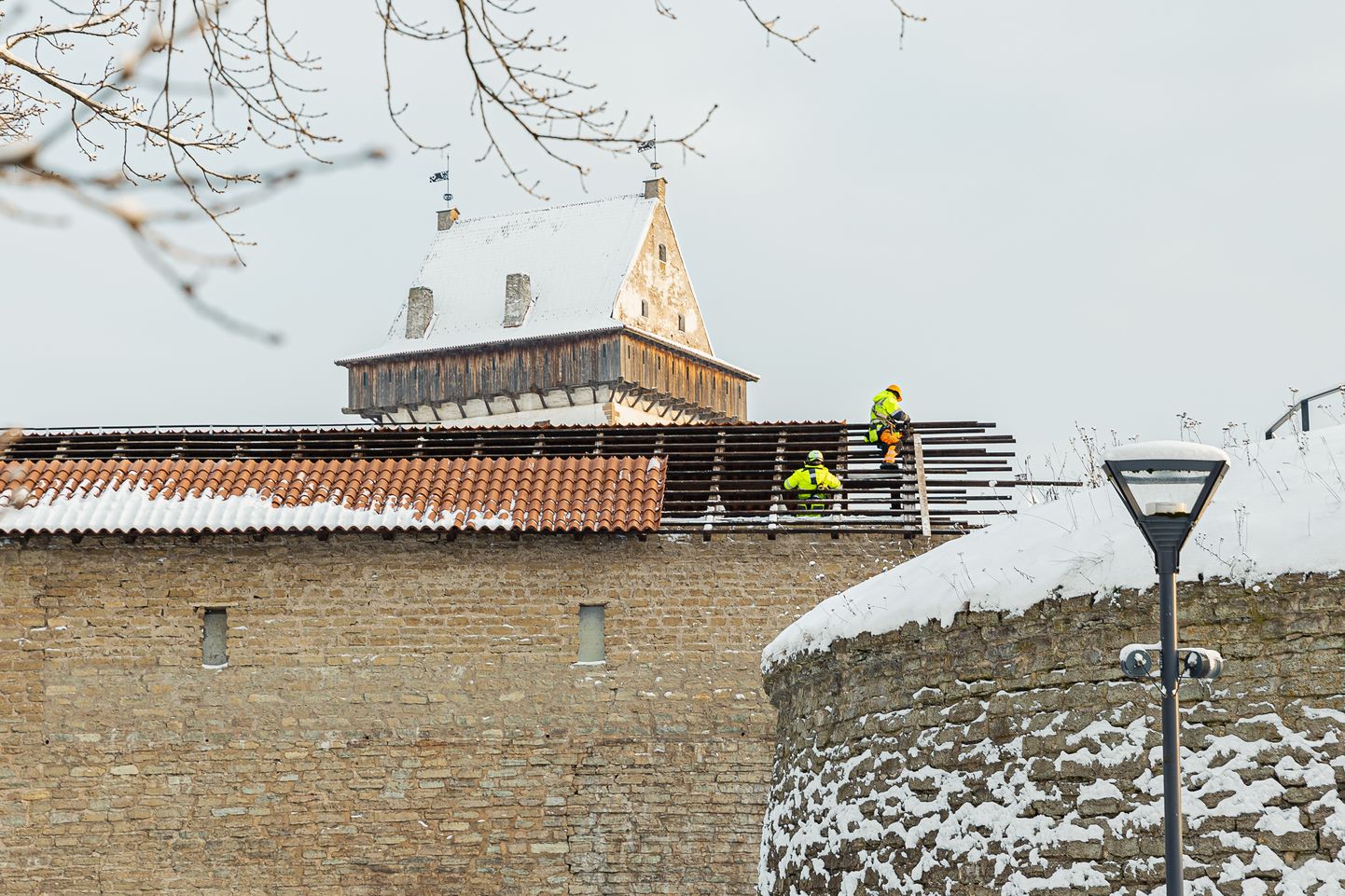 Над галереей западной стены Нарвского замка сейчас перебирают крышу, поскольку старая ее конструкция пребывала в плачевном состоянии.