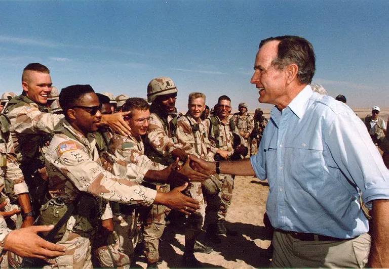 George H. W. Bush Saudi Araabias Ameerika sõdureid külastamas, 1990.