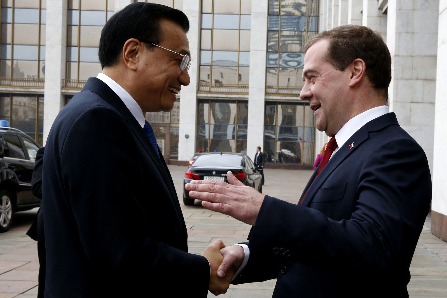 Venemaa peaminister Dmitri Medvedev tervitab Hiina ametivenda Li Keqiangi.