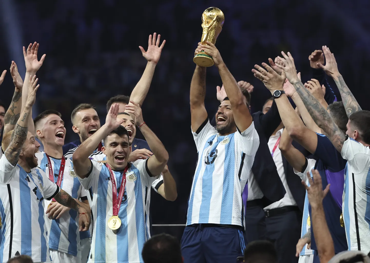 Sergio Agüero (karikaga) tähistamas Argentina MMi triumfi.
