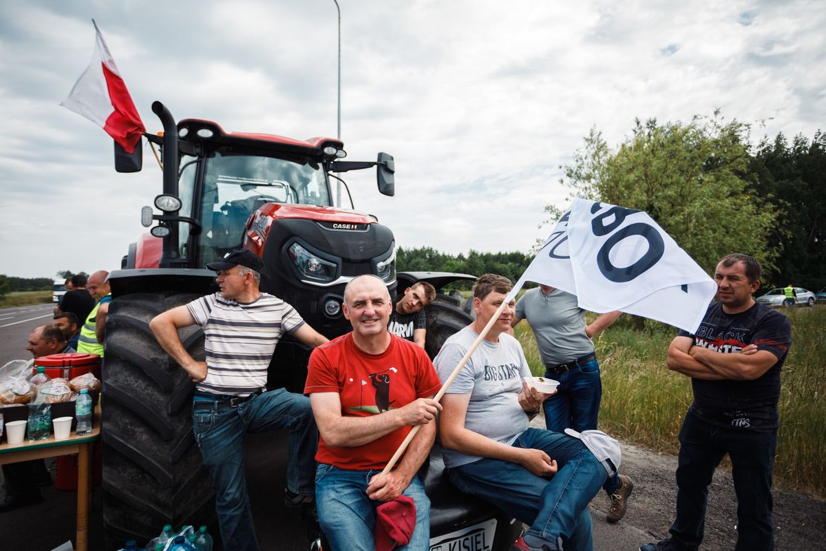 Фермеры заблокировали движение возле границы с Украиной, протестуя против притока украинского зерна в Дорогуск, восточная Польша, 9 июня 2023 г.