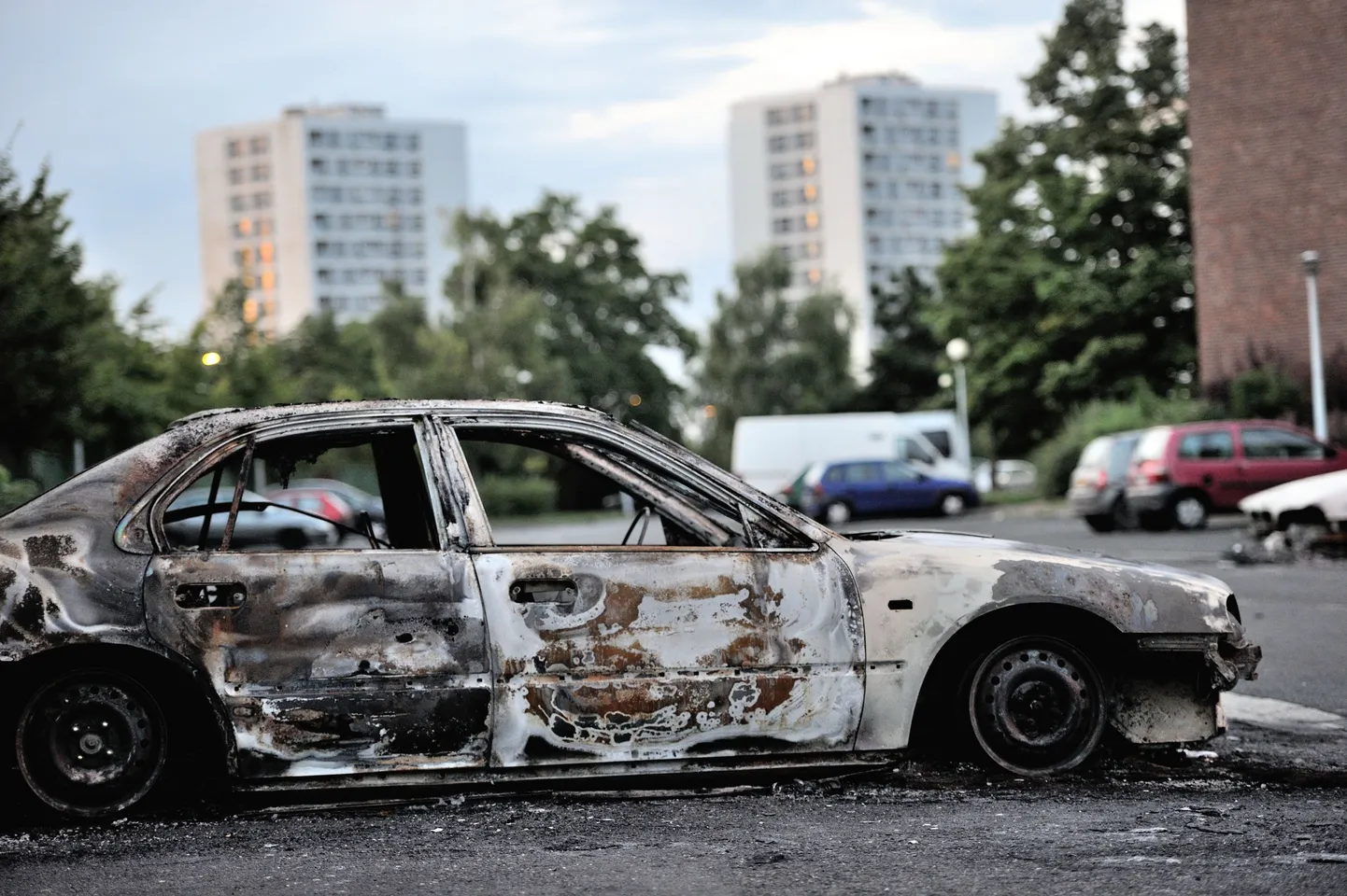 Amiens'i rahutuste käigus süüdati autosid.