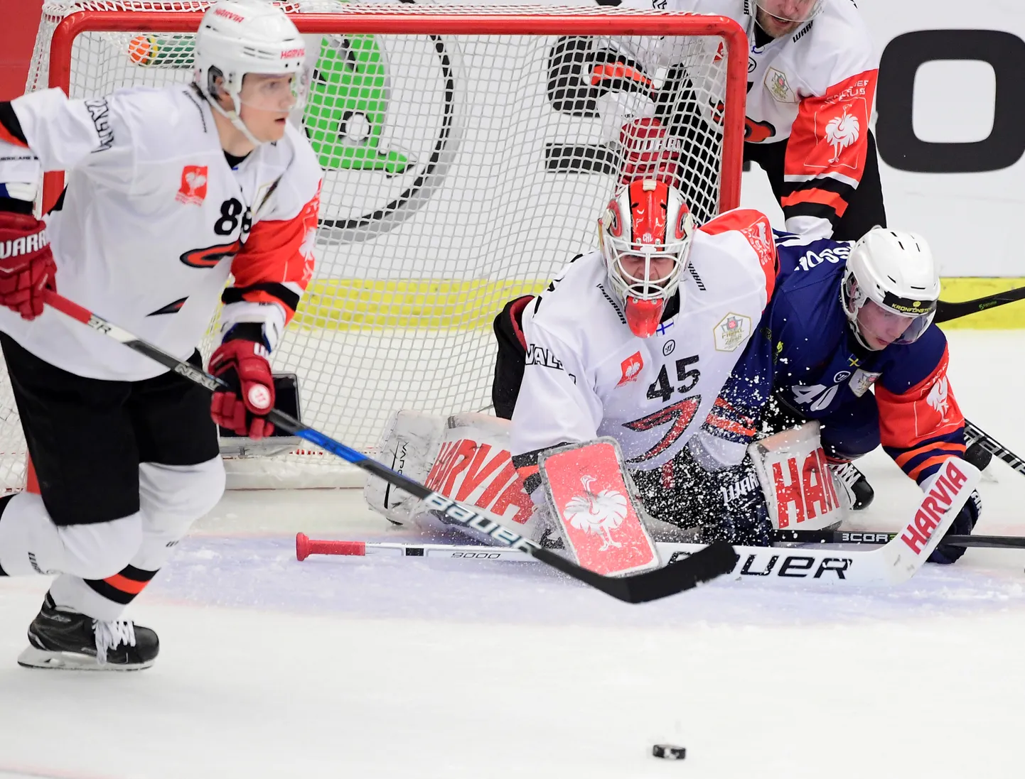 Robert Rooba (vasakul) mulluses Meistrite liiga finaalis JYPi meeskonna särgis.