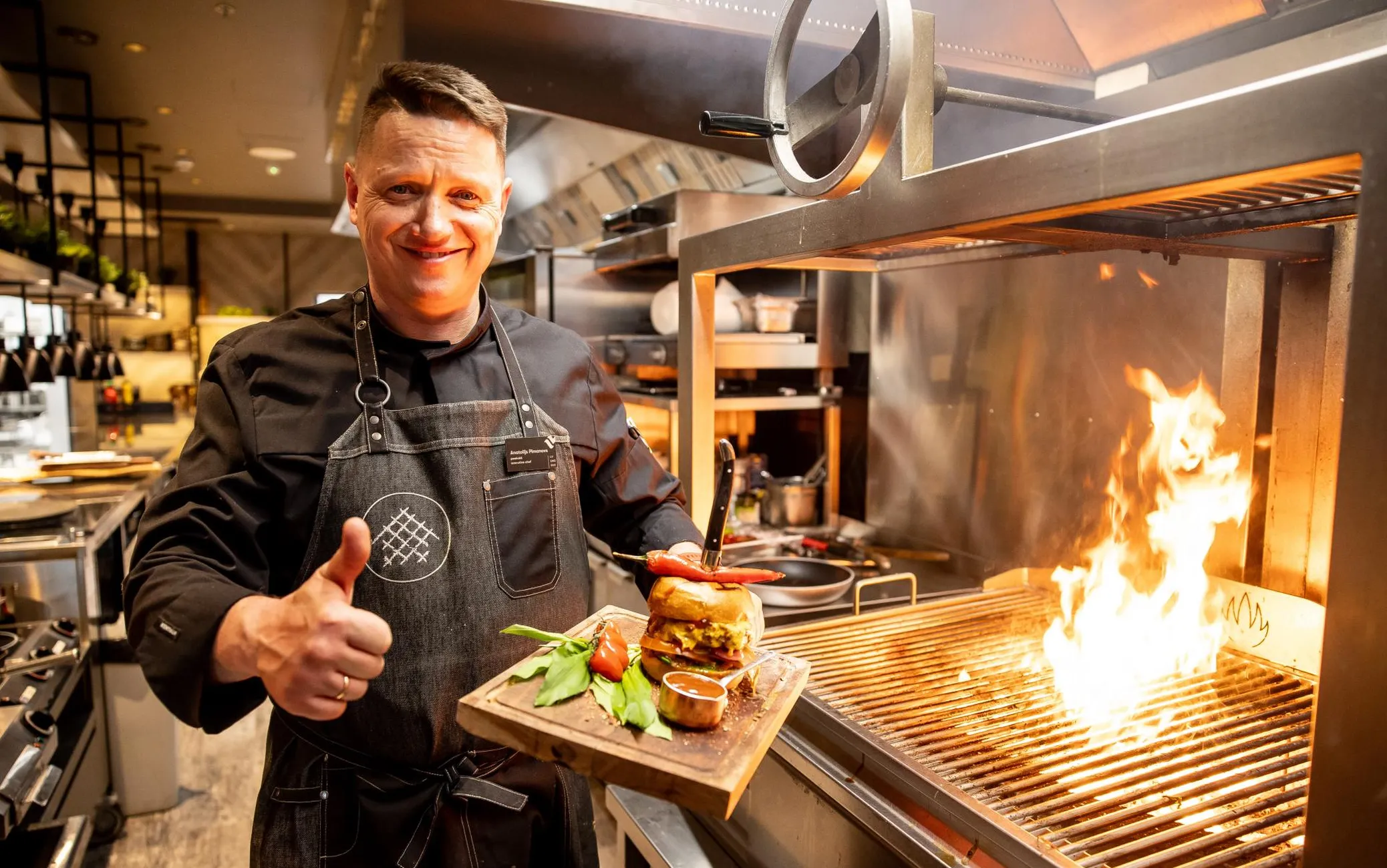 City Grill House`i peakokk Anatolijs Pimanovs manitseb olema grillitulega ettevaatlik, eriti kui küpsetate brändiga ananassi.