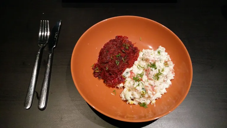 Peedikotlett koos riisimaitselise riisisalatiga.