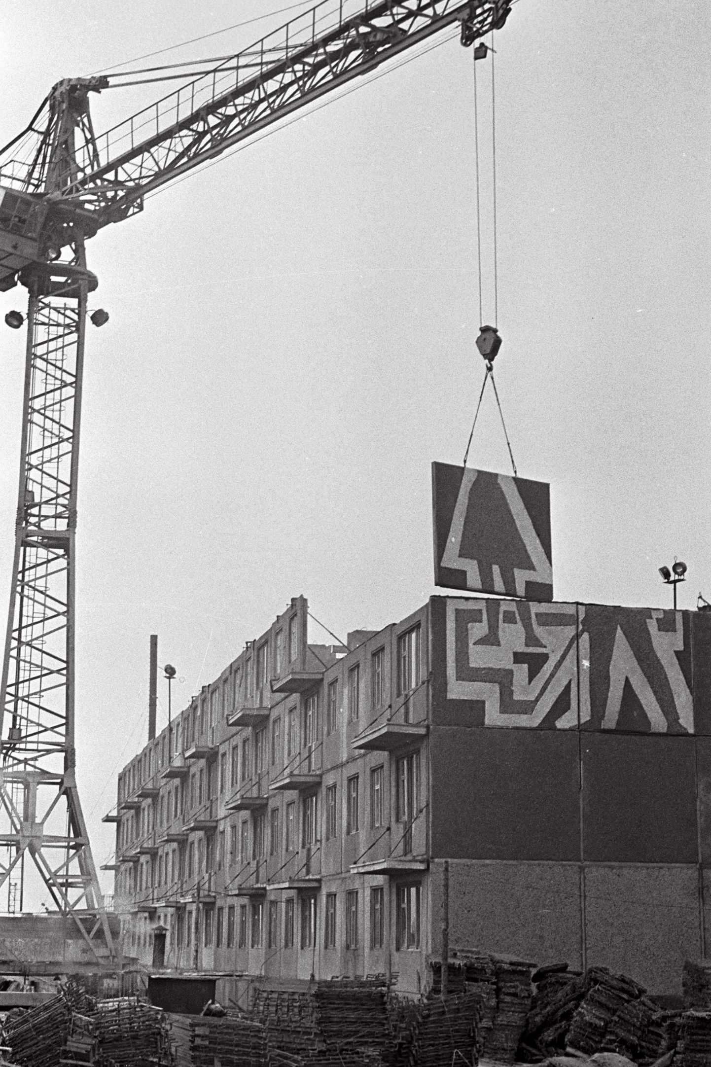 Dekoratiivpaneelidest otsasena ladumine ehitusjärgus Mustamäel, 1962.