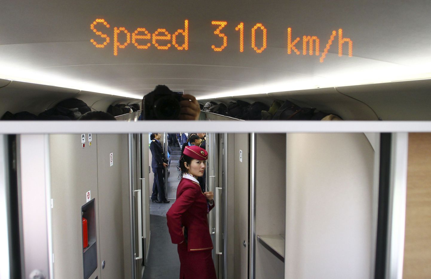 Stjuardess Hiina uues kiirrongis, mis sõidab Pekingist Guangzhousse.