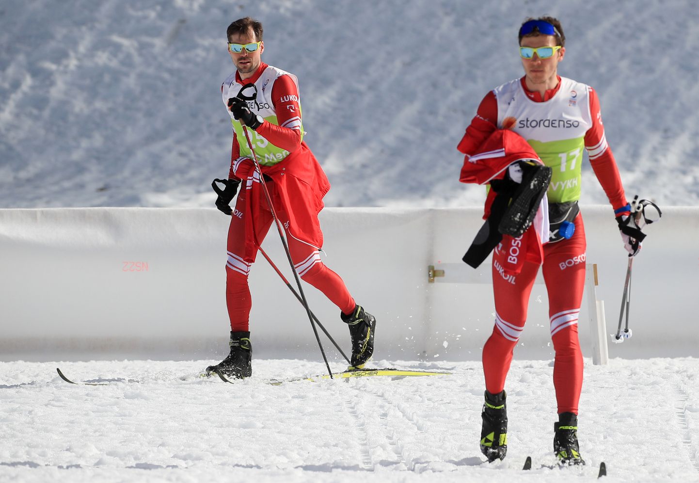 Venemaa suusatajad Sergei Ustjugov (vasakul) ja Gleb Retivõhh valmistavad Oberstdorfis MMiks.
