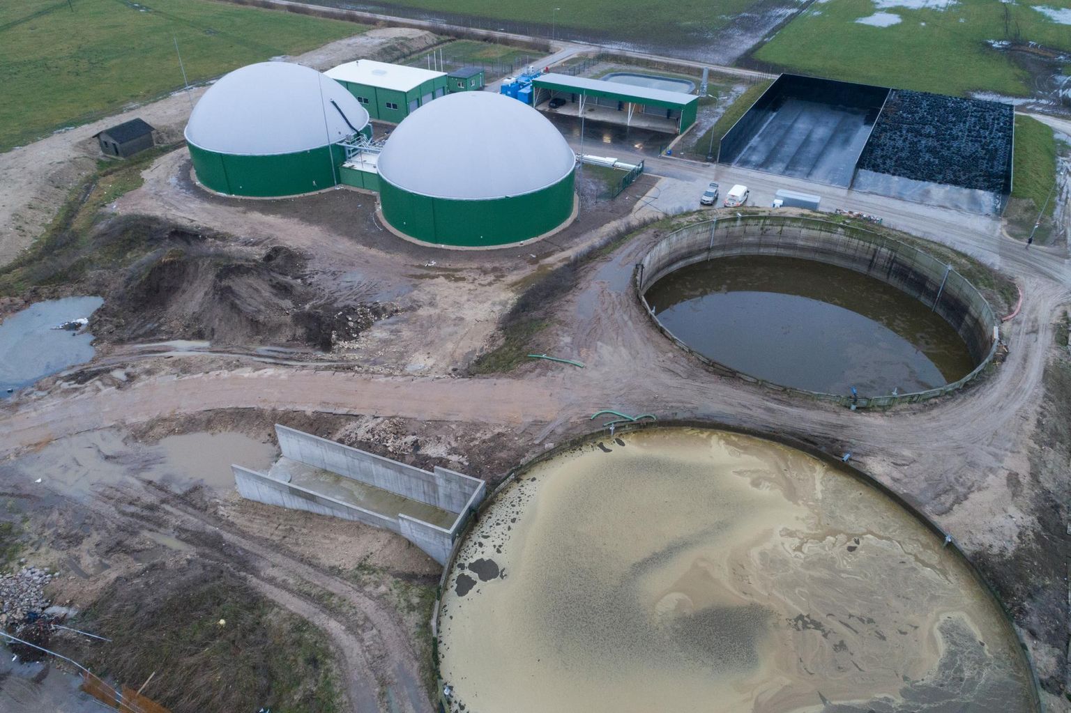 Viljandimaal Koksveres on aastane rohegaasi tootmismaht 1,28 mln m³ ning tooraineks põllumajanduse jäätmed – sõnnik ja biomass.