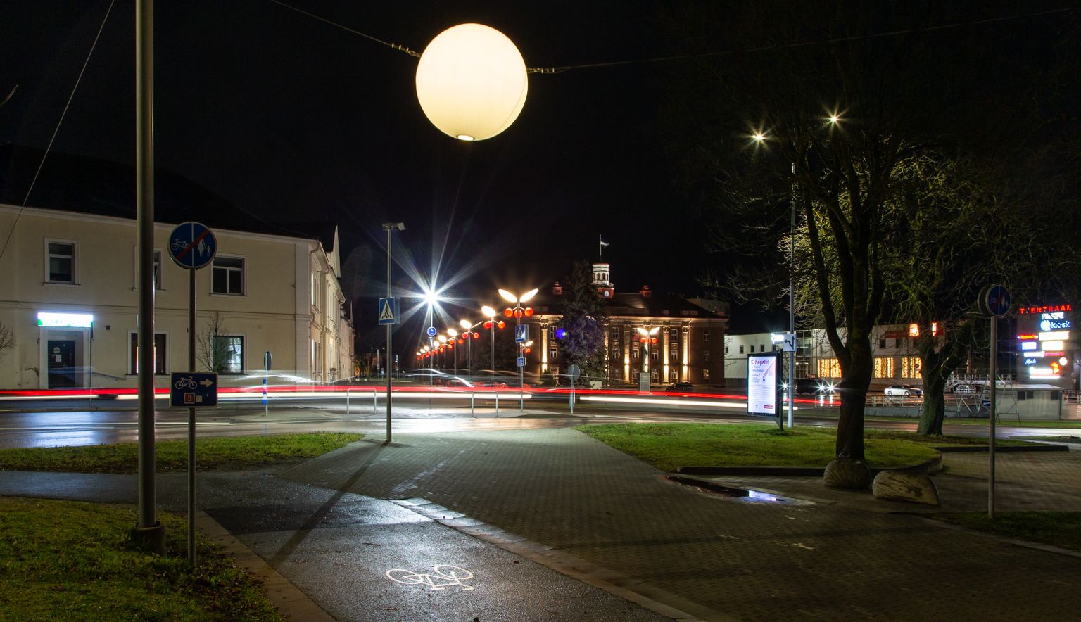 На улицах Йыхви умная система освещения переключает лампы в ночные часы на меньшую мощность.