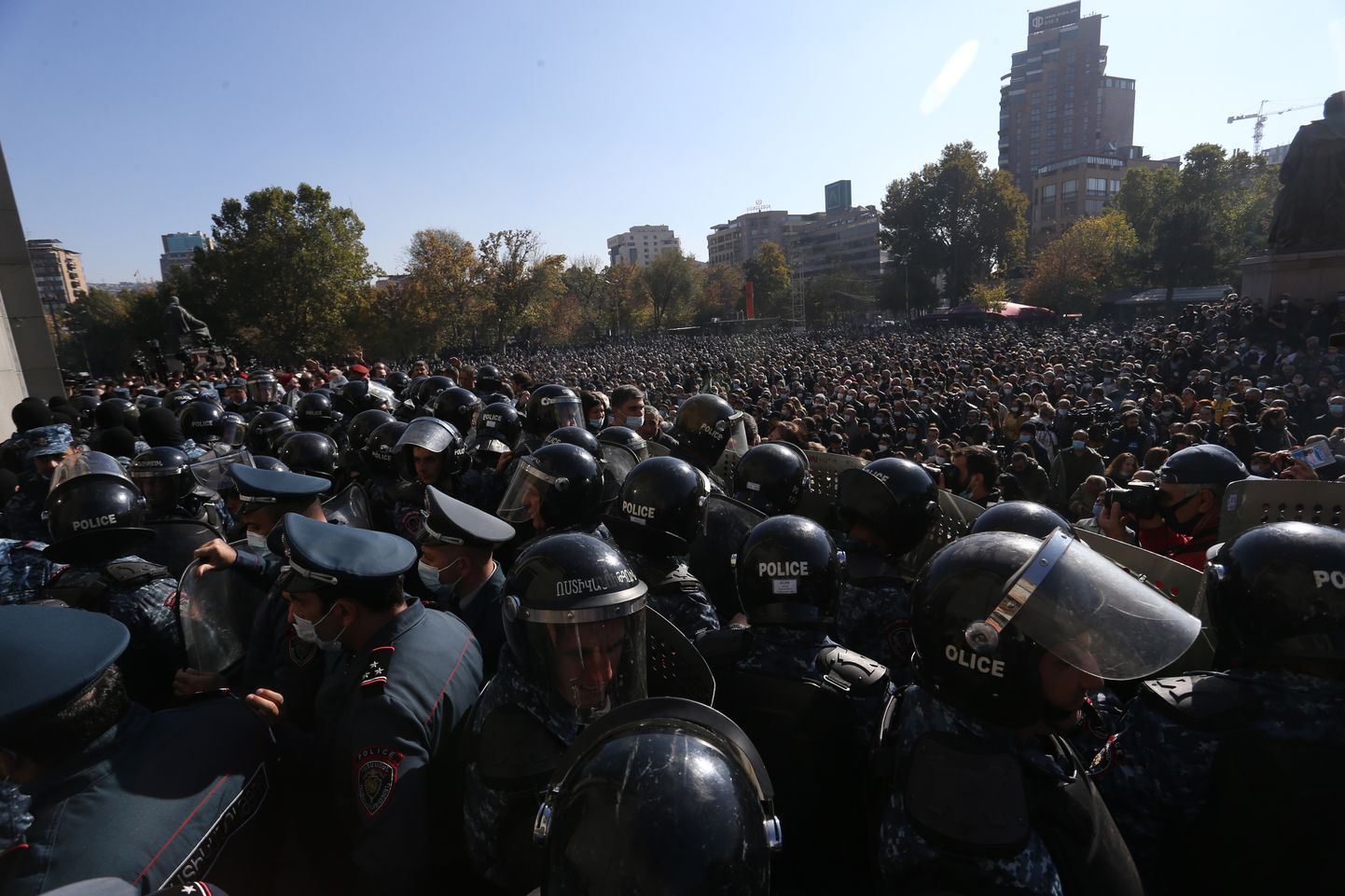 Armeenia politsei ja meeleavaldajad Jerevanis Vabaduse väljakul 11. november 2020.