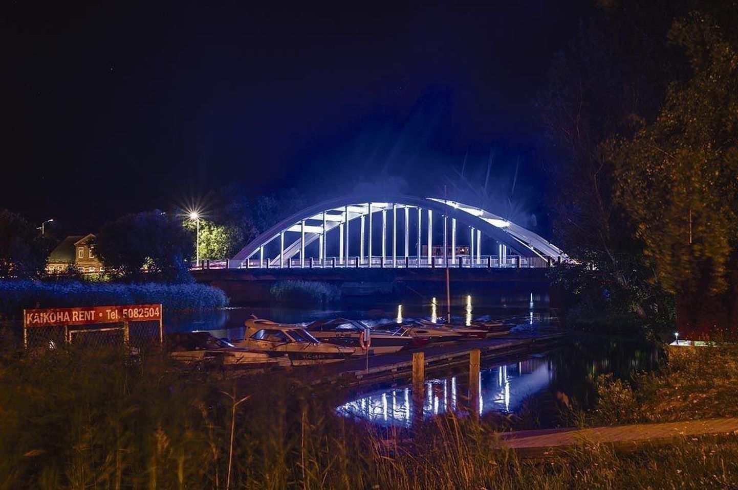 Мост Сийму освещают 80 прожекторов