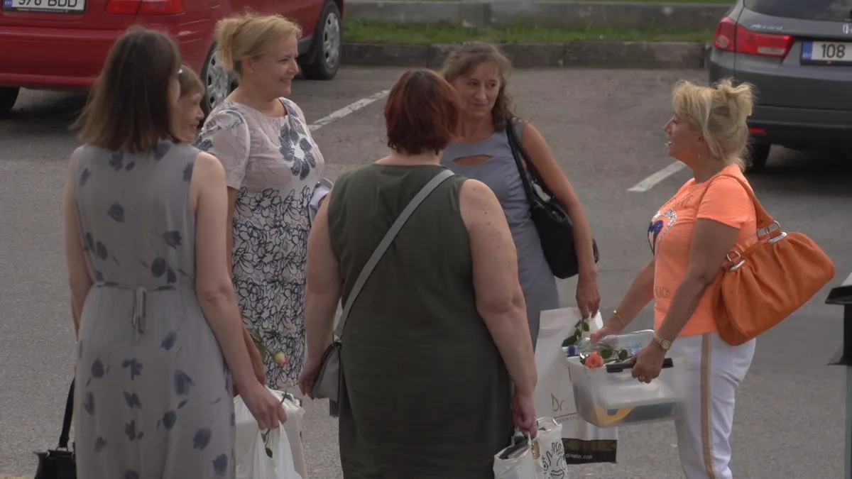 Viimane tööpäev. Koondatud sangarid lahkuvad pappkastid käes ja roosid näpus.