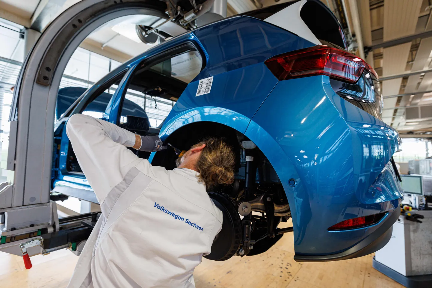 Сборка электромобиля Volkswagen.