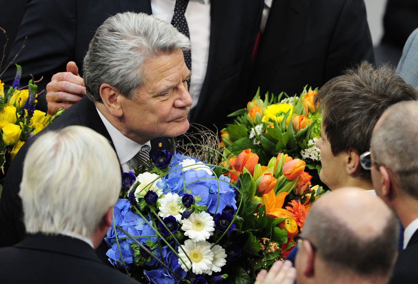 Saksa uus president Joachim Gauck (vasakul) Bundestagis võtmas vastu õnnitlusi.
