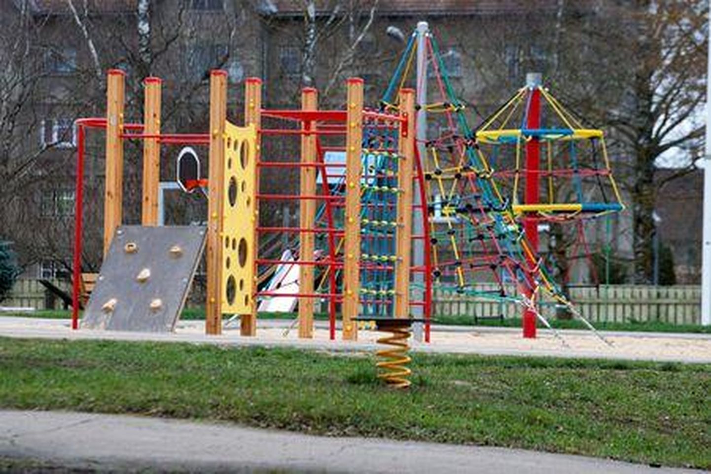 Lasteaedade mänguväljakute uuendamiseks on linnal kokku 63 000 eurot.