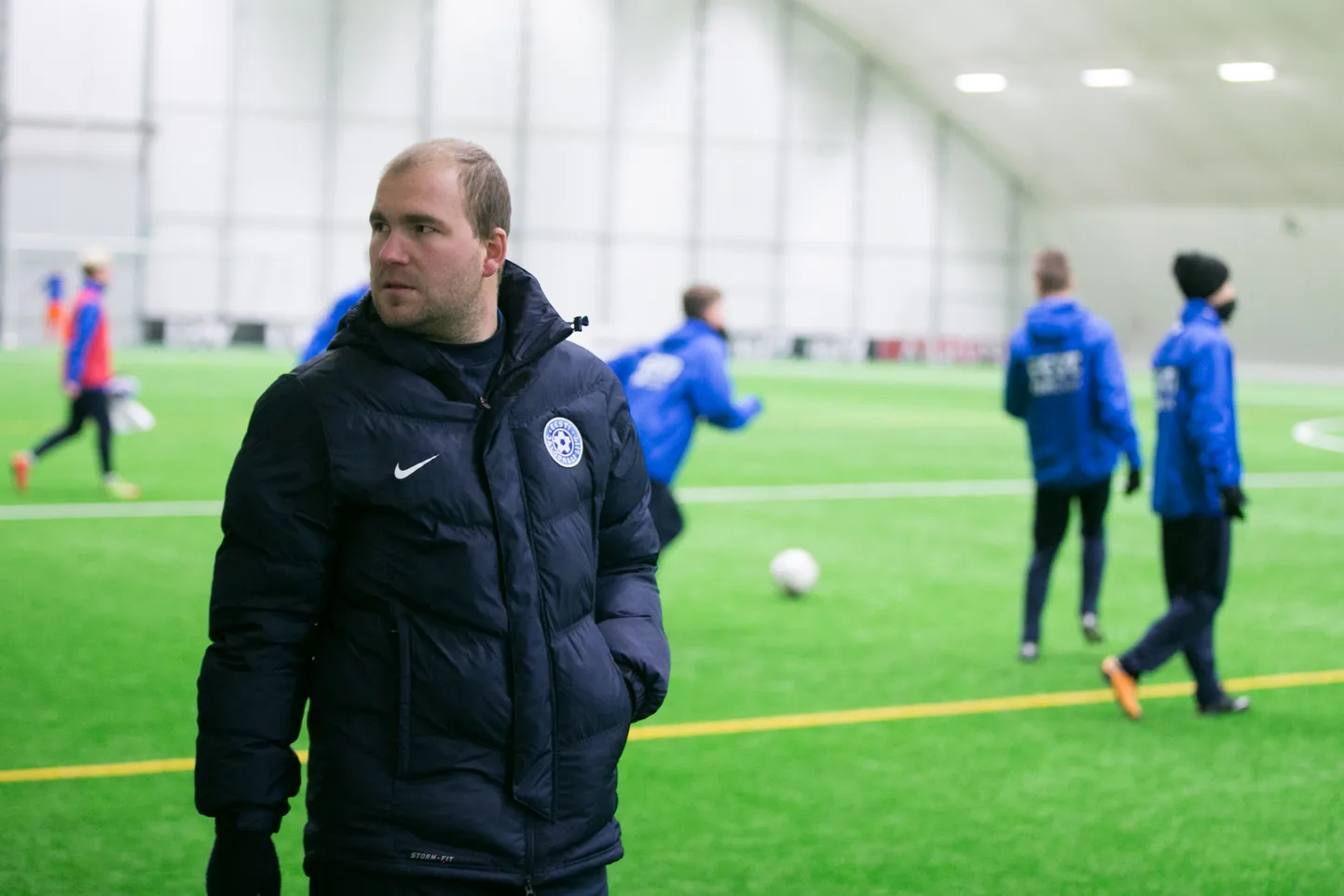 Indrek Koser juhendamas U18 koondist treeningmängus aasta vanemate vastu.