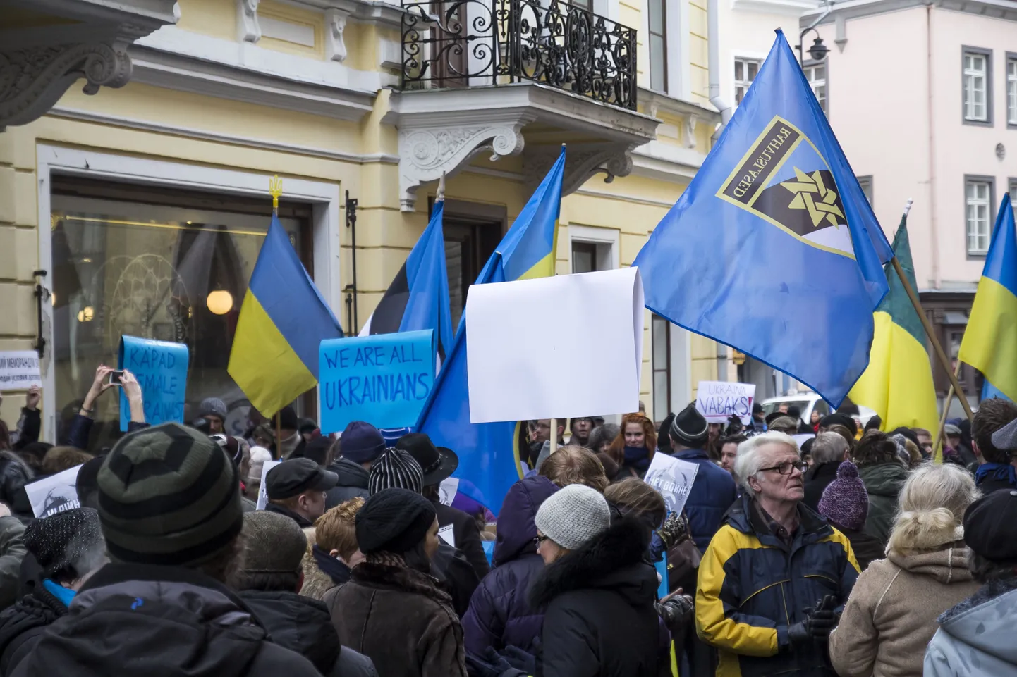 Pühapäeva lõuna ajal avaldas IRLi rahvuslaste ühendus Vene saatkonna ees meelt Vene vägede Ukrainasse sisseviimise vastu.