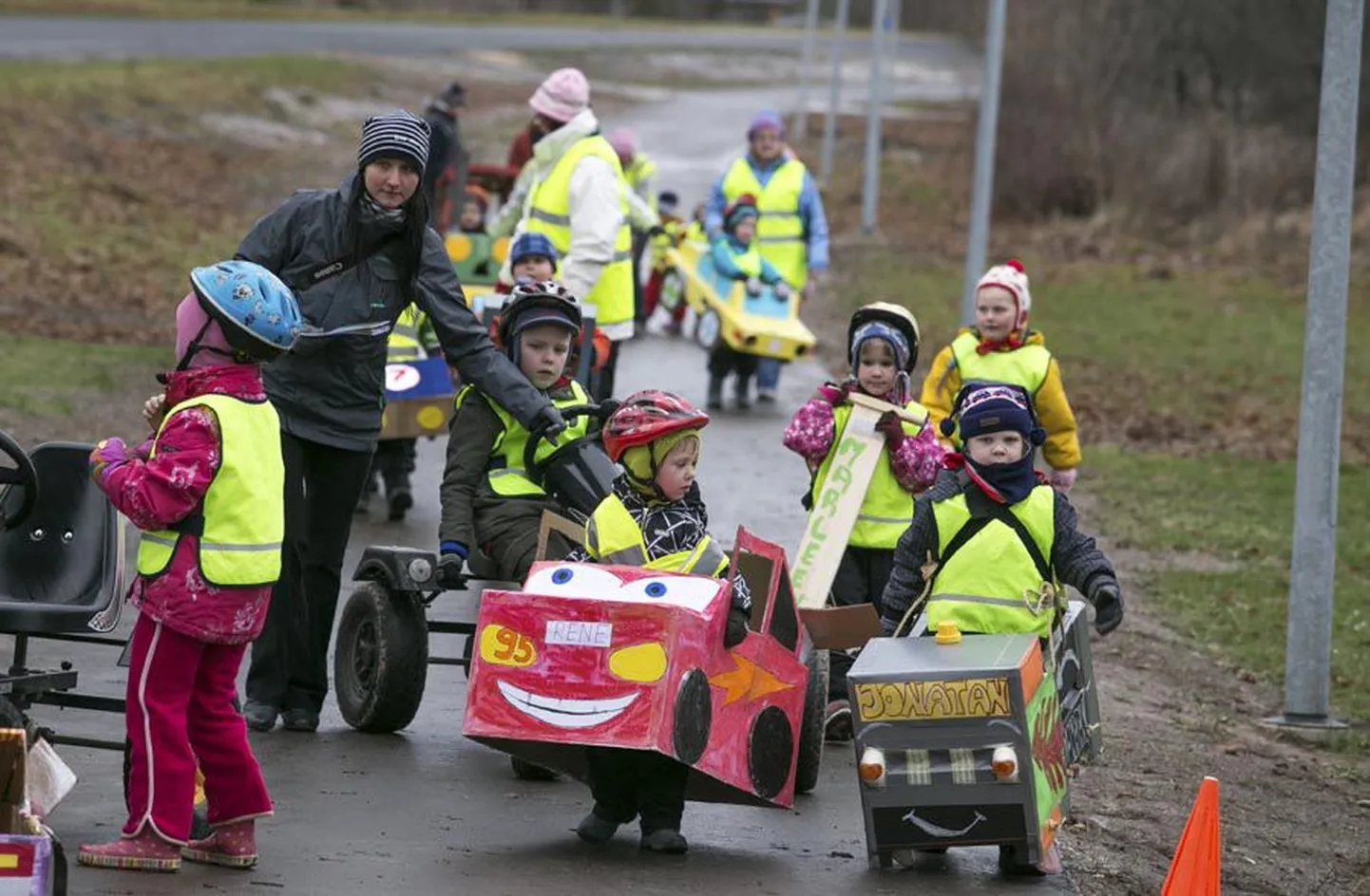 Kergliiklustee avasid Olustvere lasteaia mudilased, kes näitasid kahel jalal liikuvaid sõidukeid.