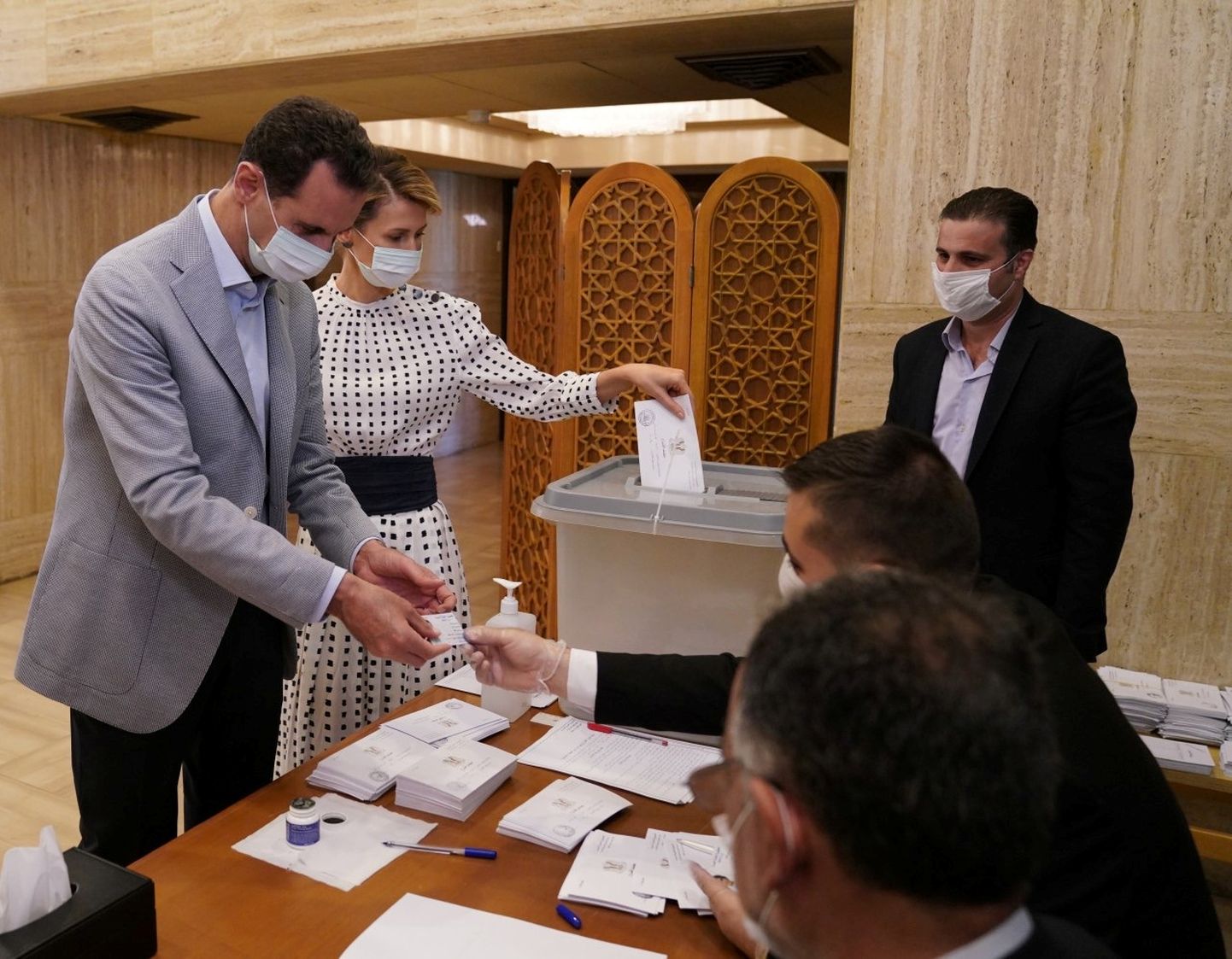 Sīrijas prezidents ar sievu balso vēlēšanās.