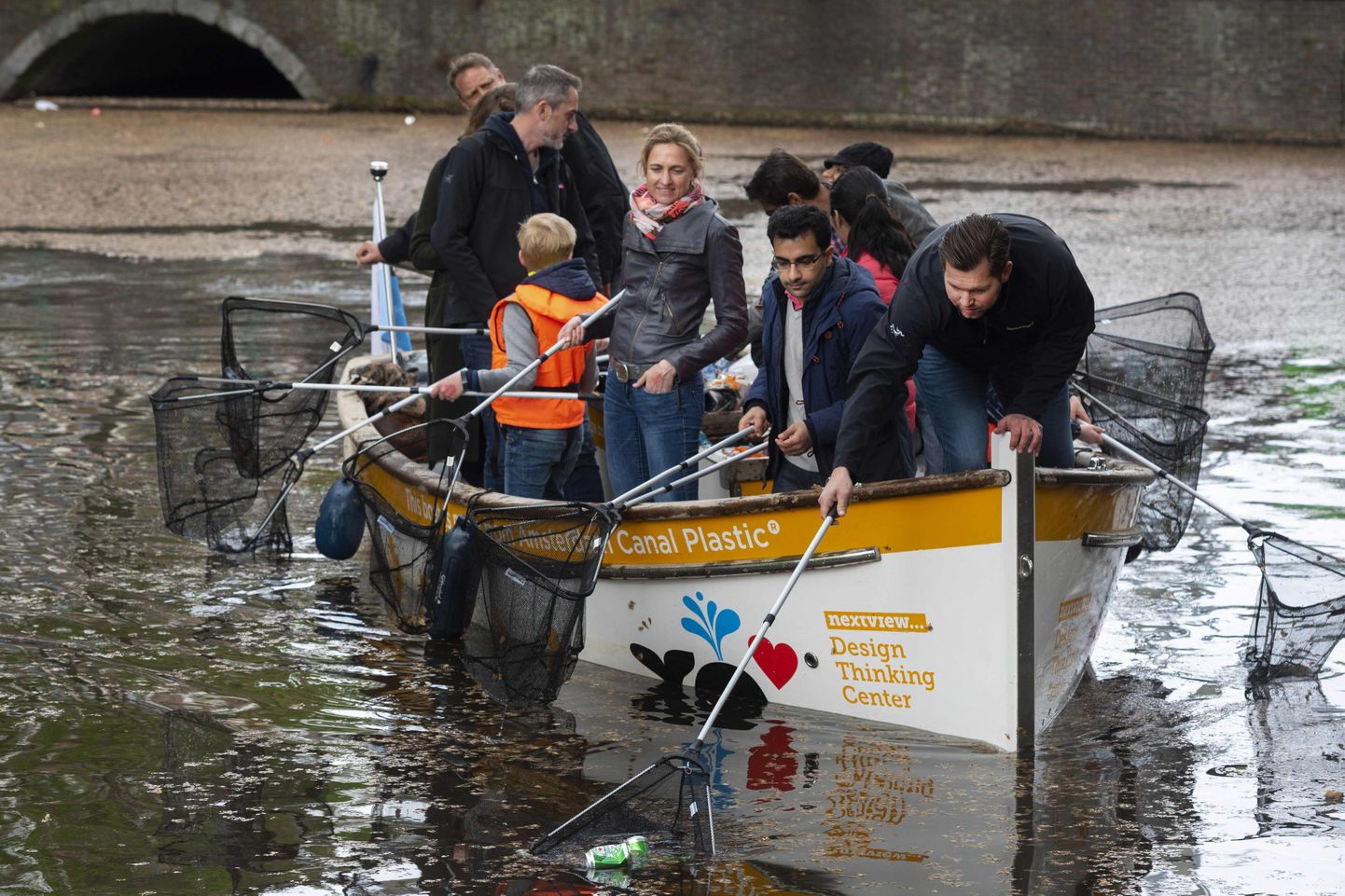 Vabatahtlikud Amsterdami kanalis plastprügi õngitsemas. Pilt on illustratiivne.