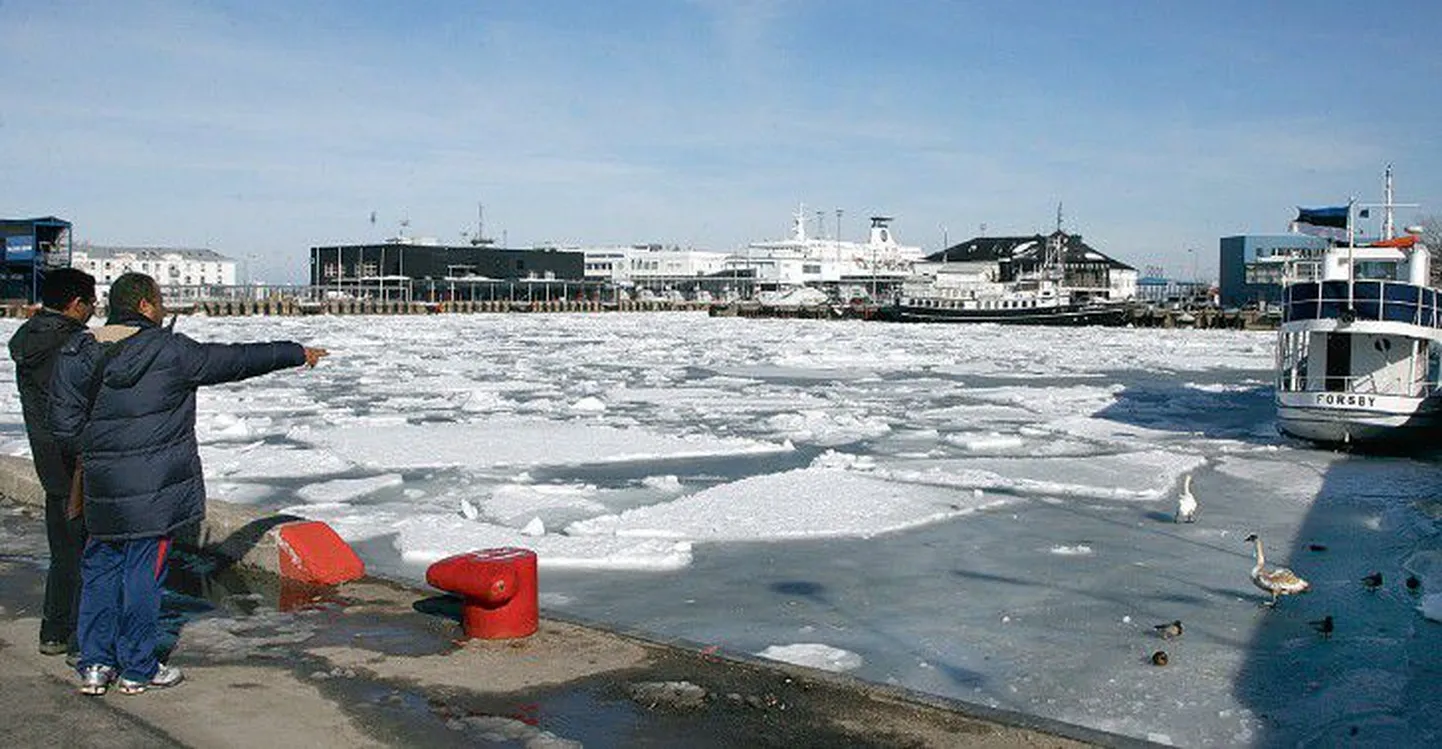 Сейчас бассейн Адмиралтейства еще скован льдом, но уже в мае у его причалов появятся яхты и катера.