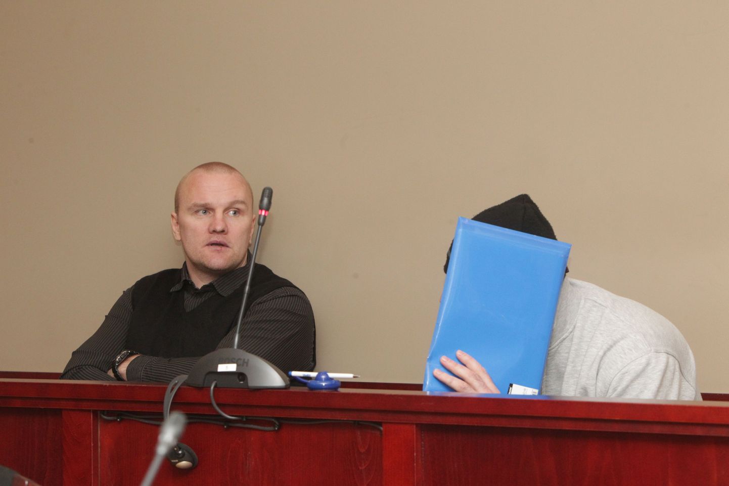 Ats Pärnaste ja oma nägu varjav mees Tartu maakohtus istungi eel. Neid süüdistati 30-aastase Silveri tapmises Tartu kesklinnas 2013. aasta 25. mai varahommikul.