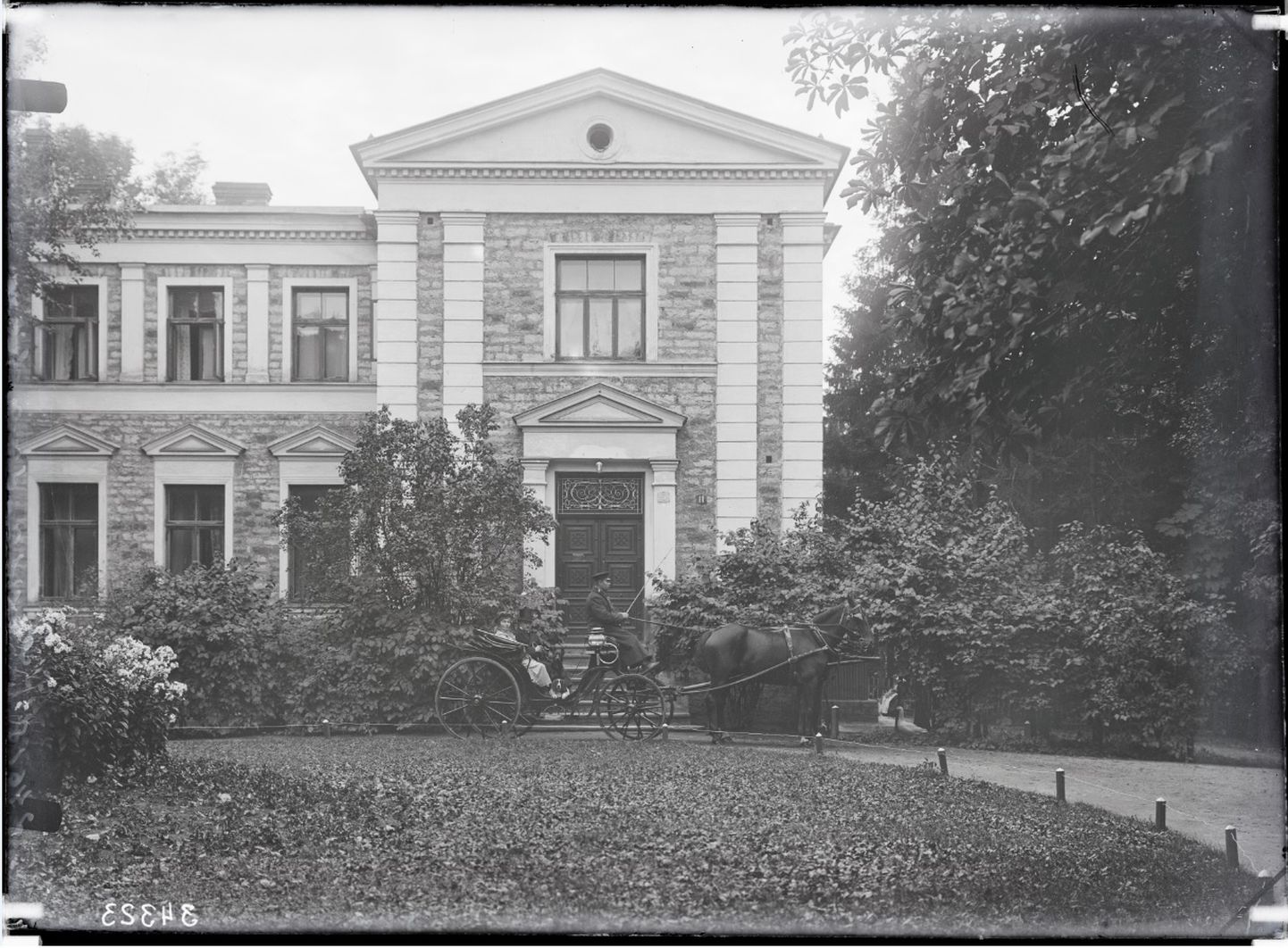 Довоенное здание посольства Германии (1930 год) не сохранилось после бомбежки 1944 года. Однако дипмиссия этой страны в Эстонии продолжает работать на прежнем месте, правда, в новых помещениях.