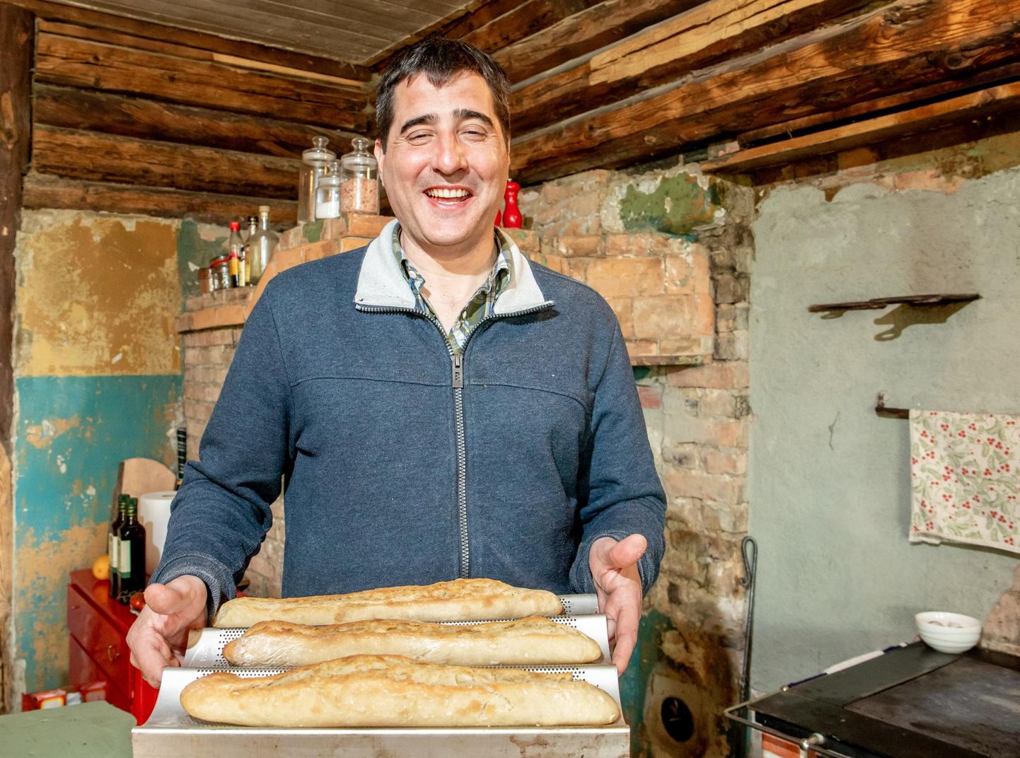 “Mulle meeldib süüa teha ja küpsetada, need on katalooniapäraselt küpsetatud pikad saiad,” näitab Ferran Solé i Prats oma koduses köögis ahjust võetud lõhnavat plaaditäit.
