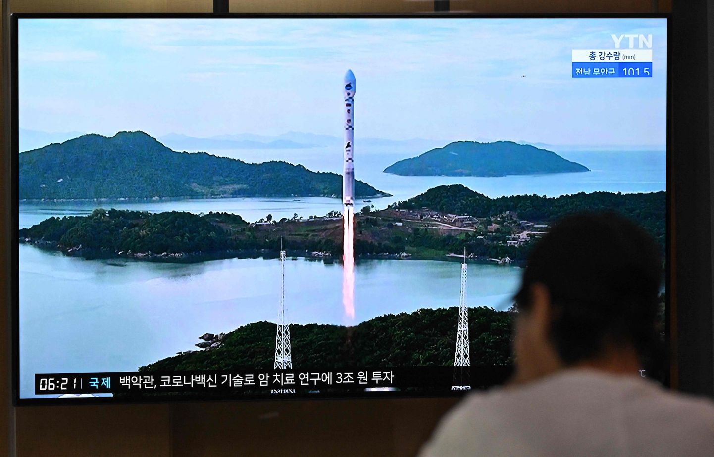 Uudis Põhja-Korea satelliidistardist Souli rongijaama teleekraanidel.