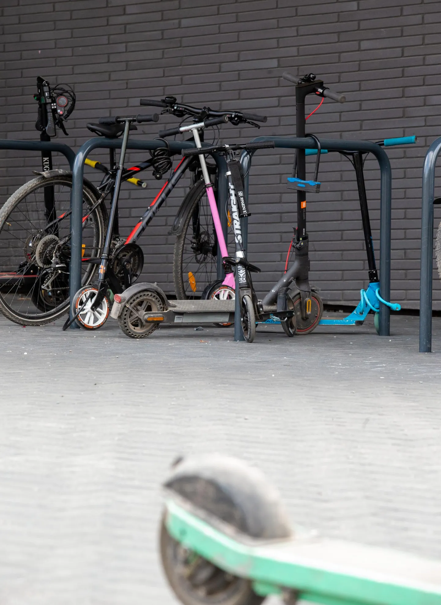 Учащиеся гимназии Аннелинна часто используют для поездок велосипеды и электросамокаты.