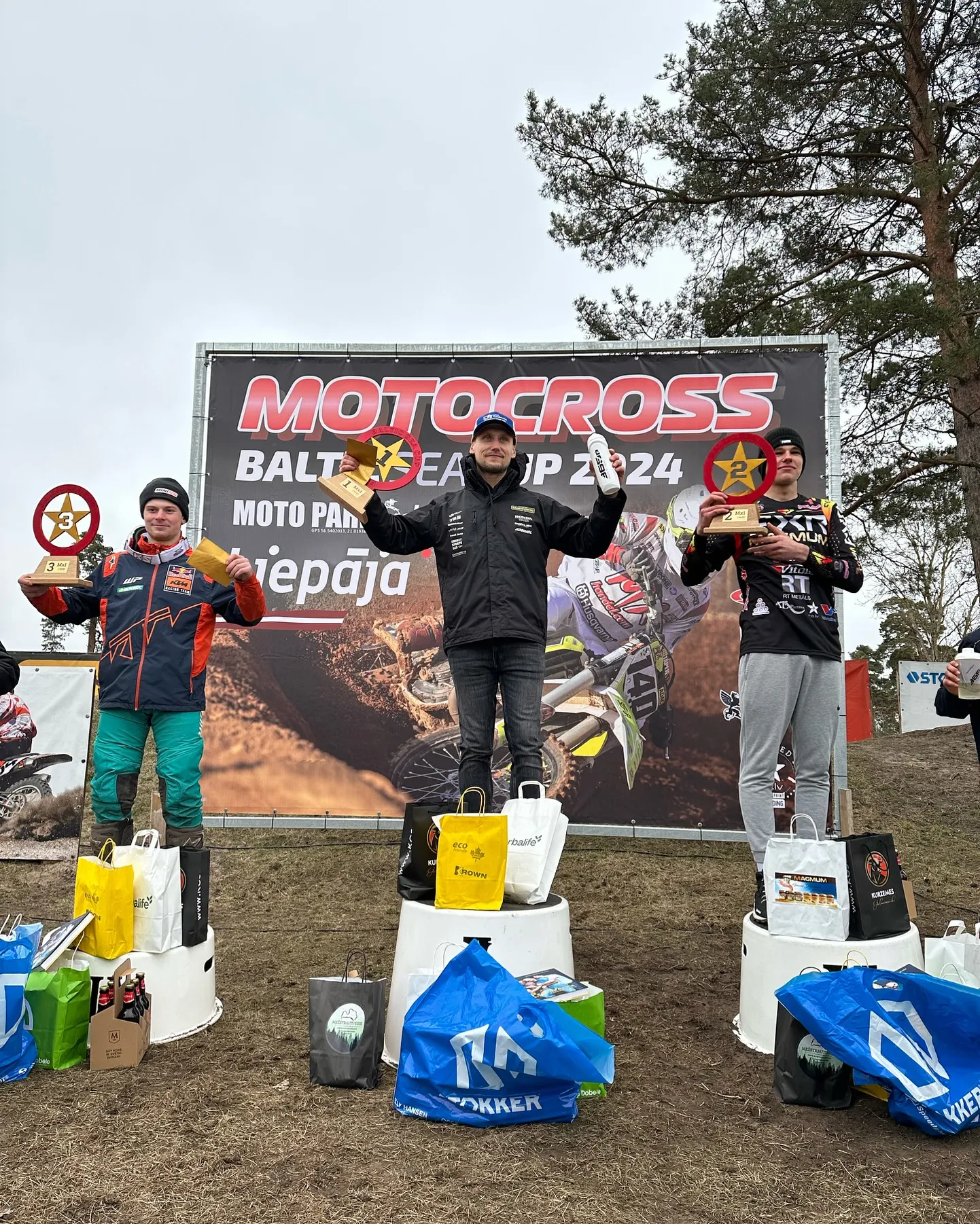 Meico Vettik (vasakul) saavutas MX1 masinaklassis lõunanaabrite juures peetud hooaja avavõistlusel kolmanda koha.