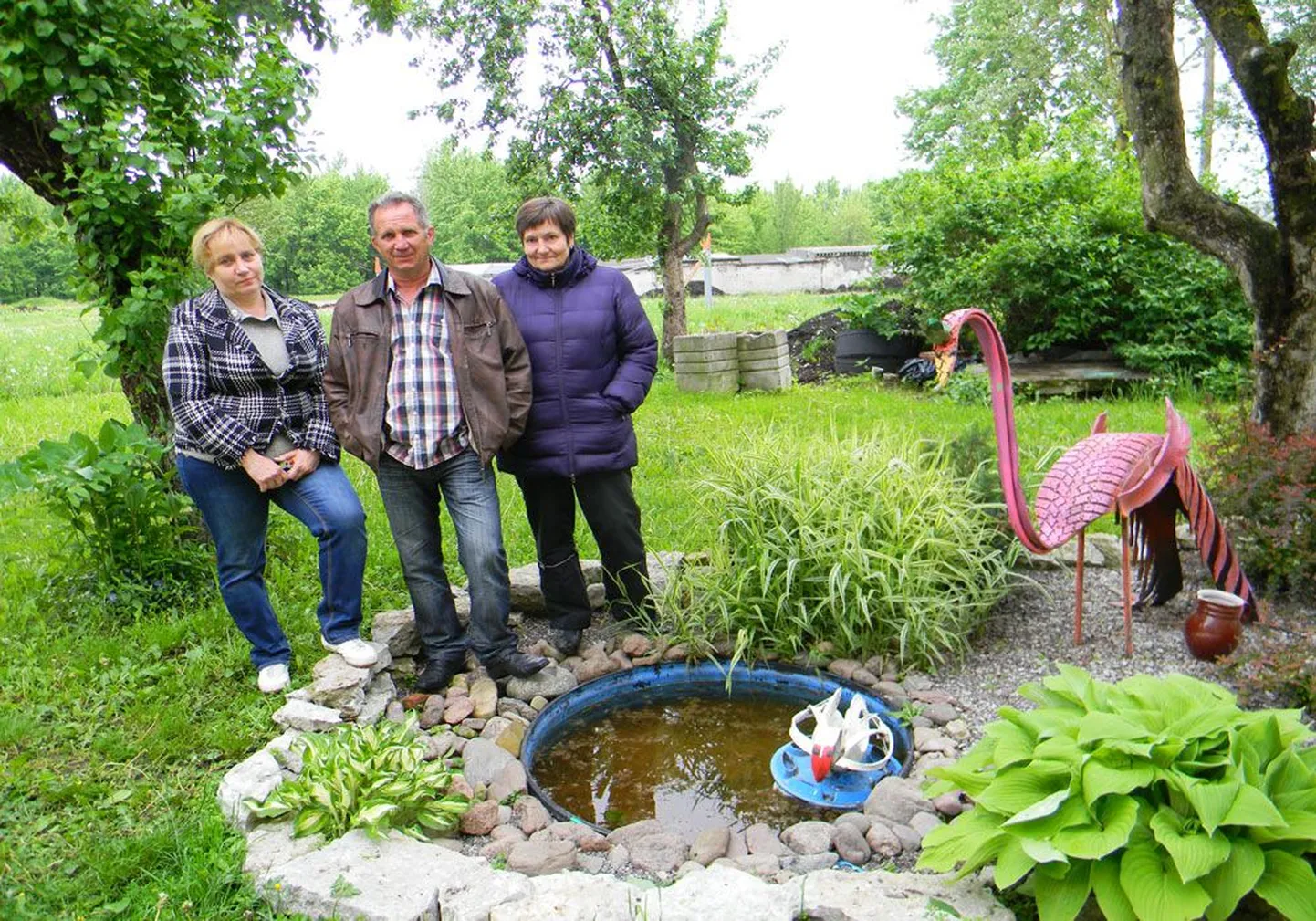 Мария, Фарид, Галина и... розовый фламинго, сотворенный Фаридом из обрезков старых шин.