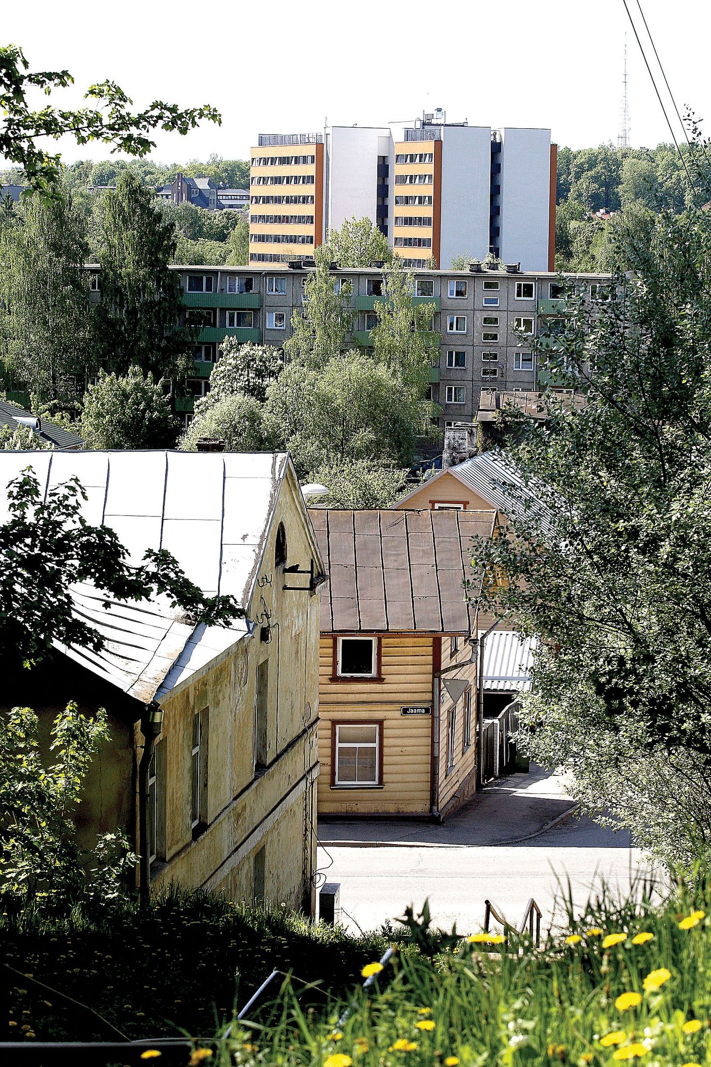 Mäe tänavalt paistab Ülejõe ajalugu täies hiilguses: siin on Pätsu-aegseid väikseid maju ja nõu­­kaaegseid hruštšovkasid. Värvi lisavad Tartu Ülikooli korda tehtud tornühiselamud.