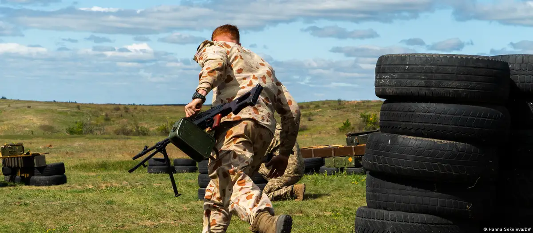 Австралиец Кайлеб Лист тренируется на полигоне, Донецкая область, сентябрь 2023 года
