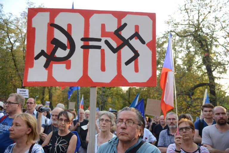 Nõukogude Liidu sissetungi mälestuseks rahvakogunemisele tulnud meeleavaldajad eile, 21. augustil.