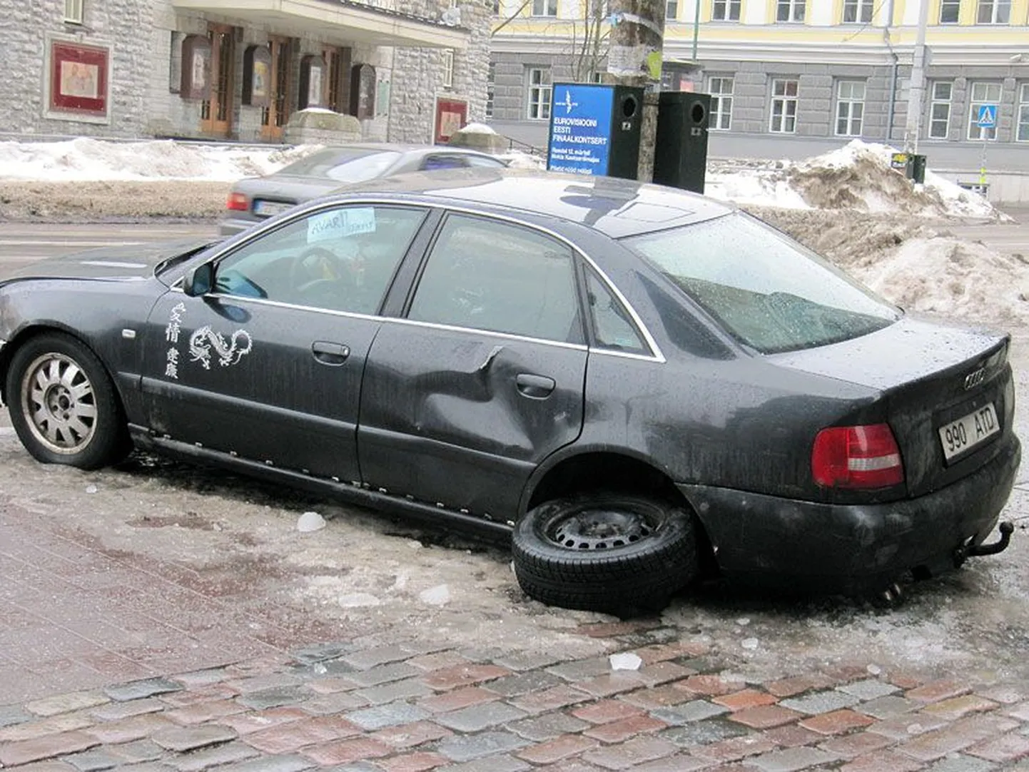 Pärnu maanteel kõndijad peavad tegema ringi ümber autovraki.