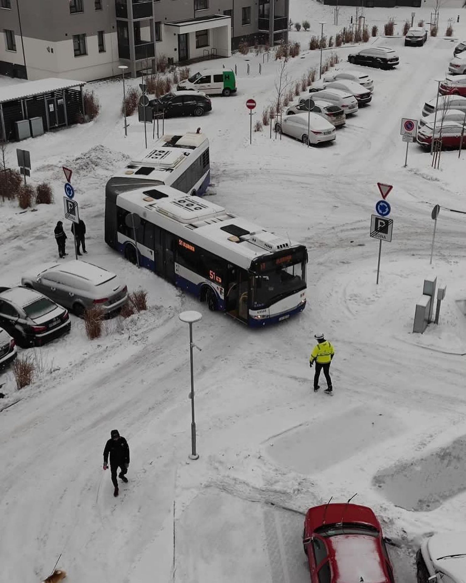 "Pasažieris ieteica maršrutu!" Autobuss iestrēgst dzīvojamo māju rajonā Dreiliņos