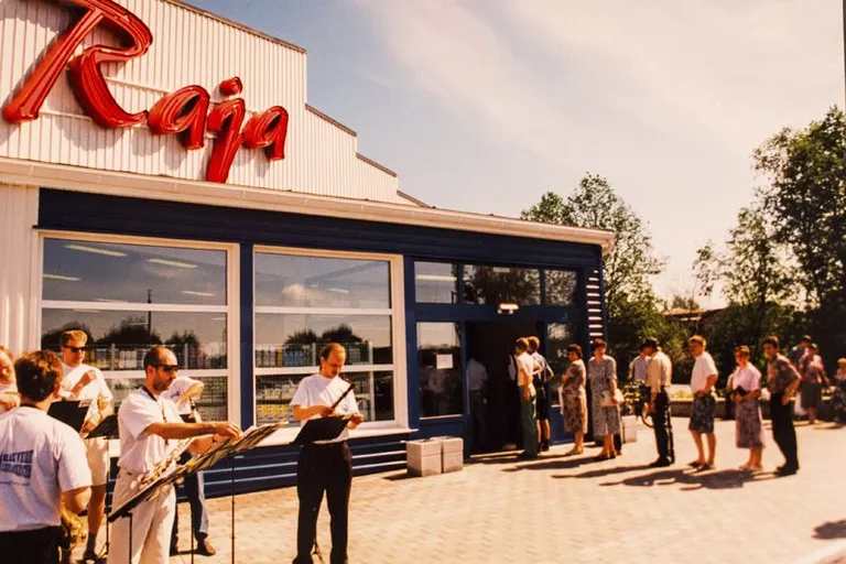 Raja pood sellisena, nagu seda tunneme, avas uksed 1997. aasta 23. juunil.